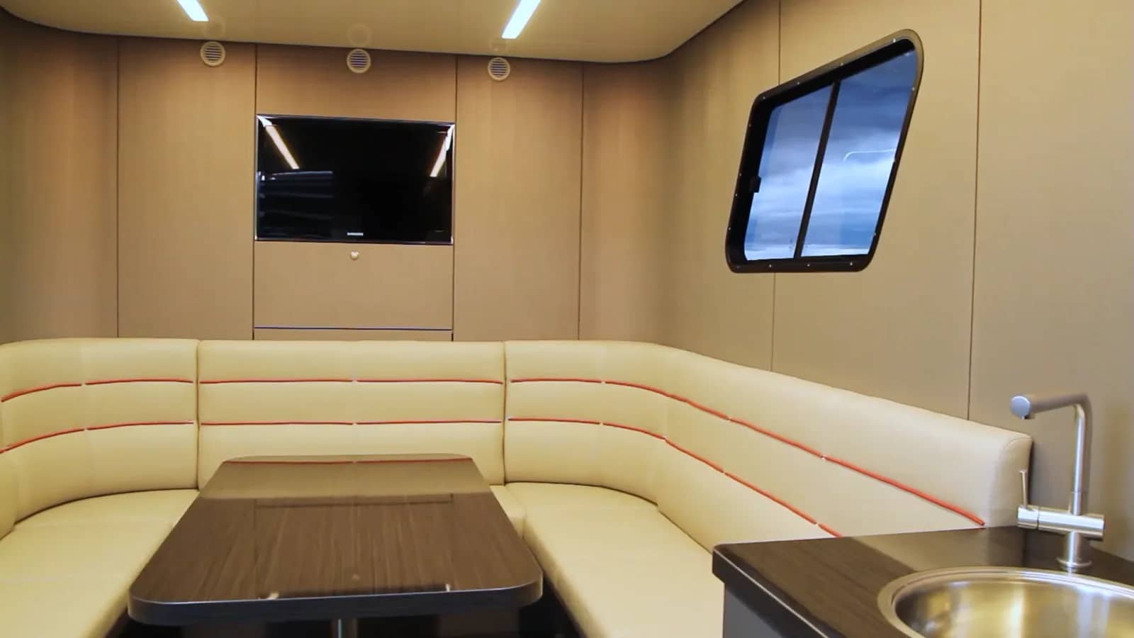 Lounge im Truck mit Sitzecke und Küche