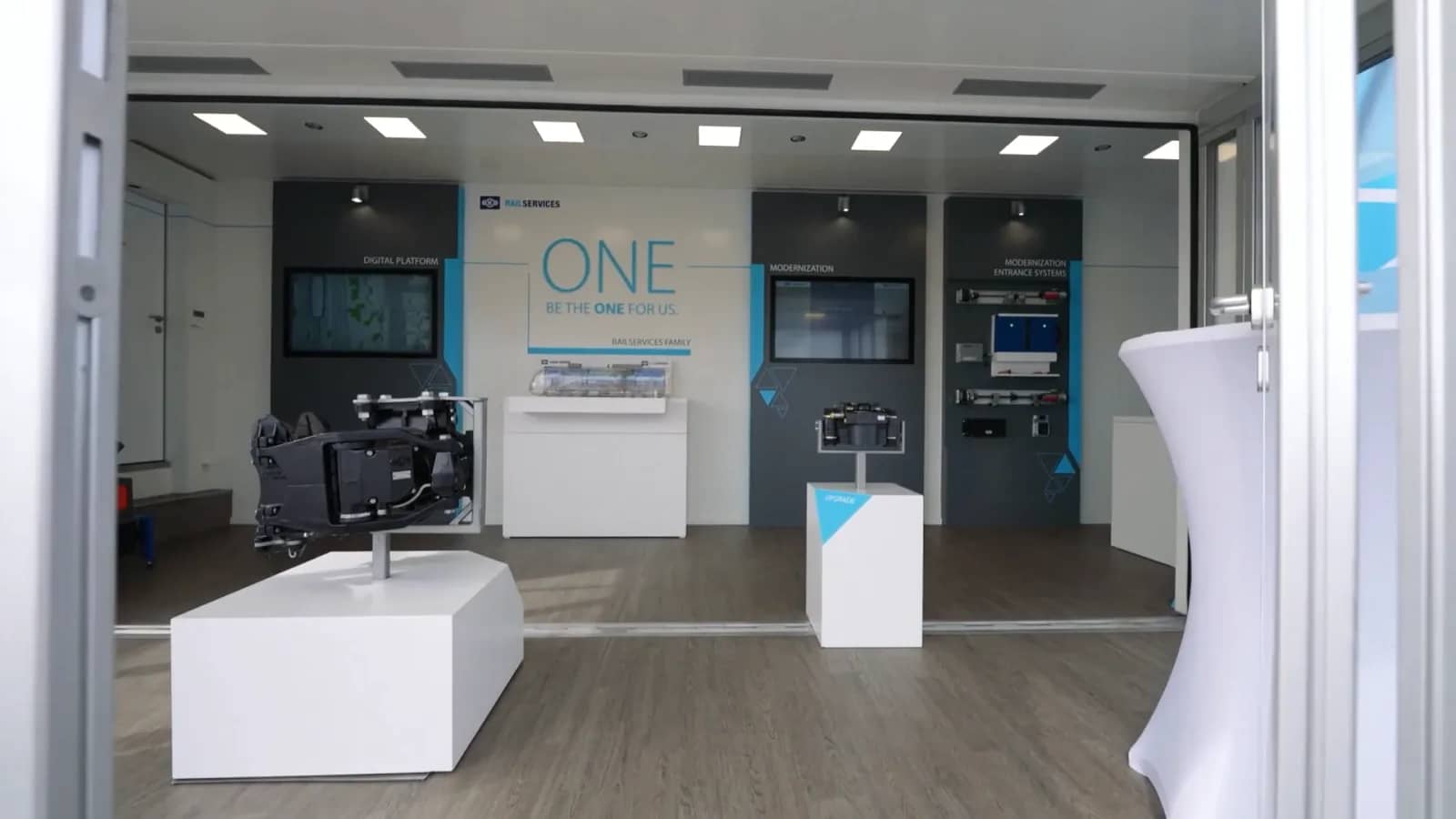 Heller Showroom mit Exponaten im Truck