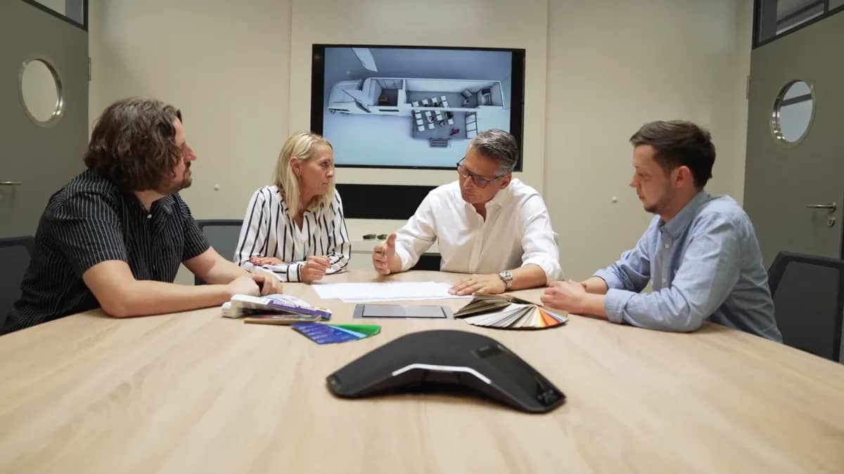 Besprechung im MOST-Büro mit Skizzen auf dem Tisch