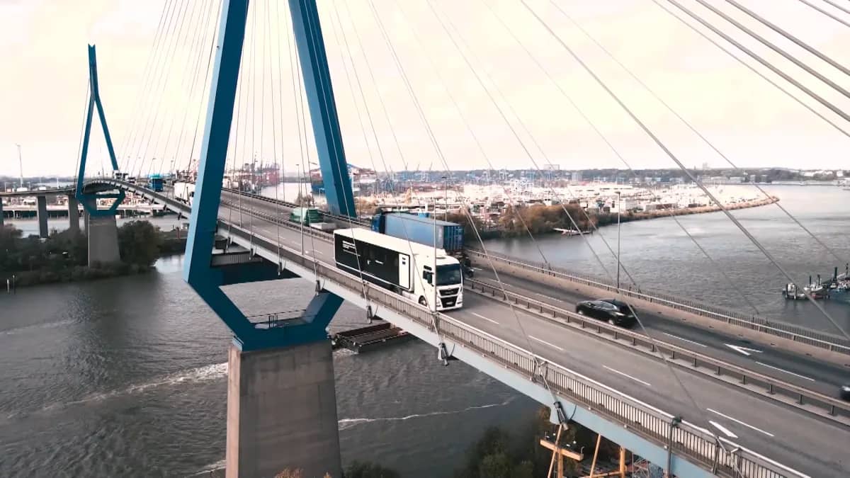 Showtruck auf der Köhlbrandbrücke in Hamburg